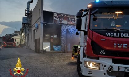 Incendio in un capannone a Pescantina: in fiamme riviste e oggetti vintage