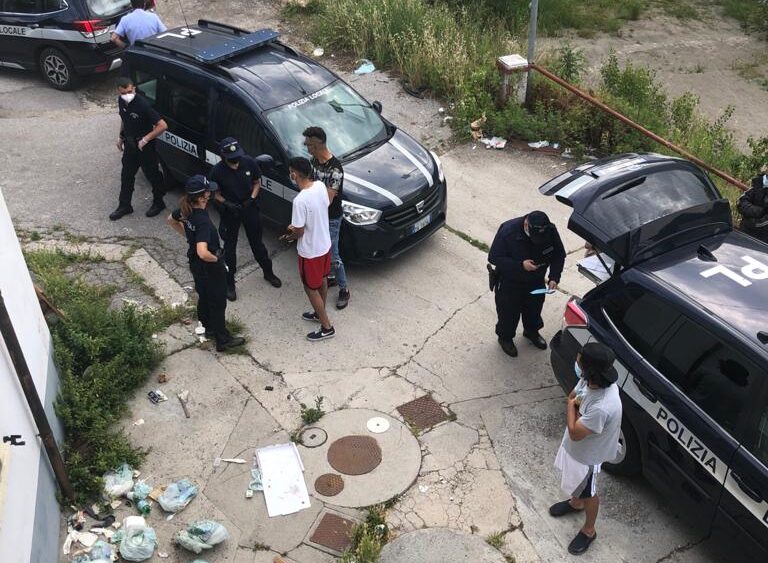 Blitz nell’ex pescheria: denunciati 13 occupanti, qualche ora dopo scoppia un incendio nell’edificio