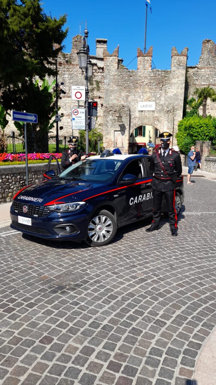 Sorprese due donne intente a derubare delle turiste a Lazise
