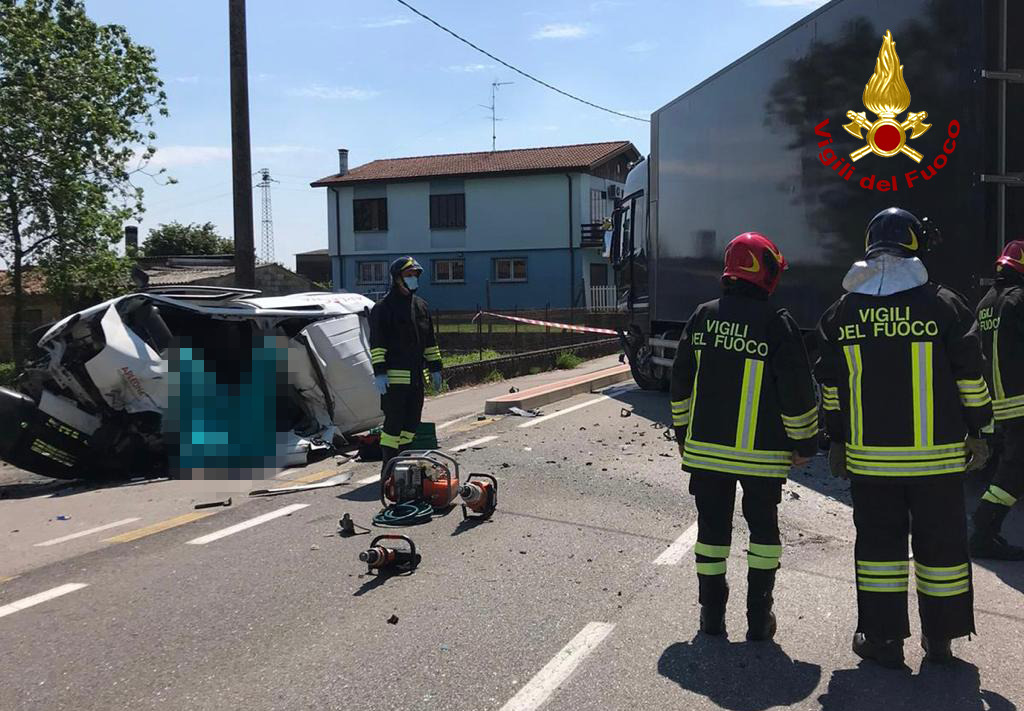 Tremendo frontale a Borgo Veneto: morto un 52enne