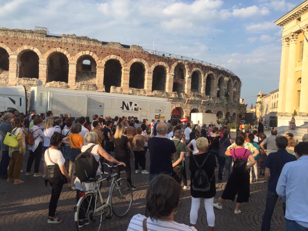Manifestazione no mask: in 200 in piazza Bra (c’era anche la Signora Coriandoli)
