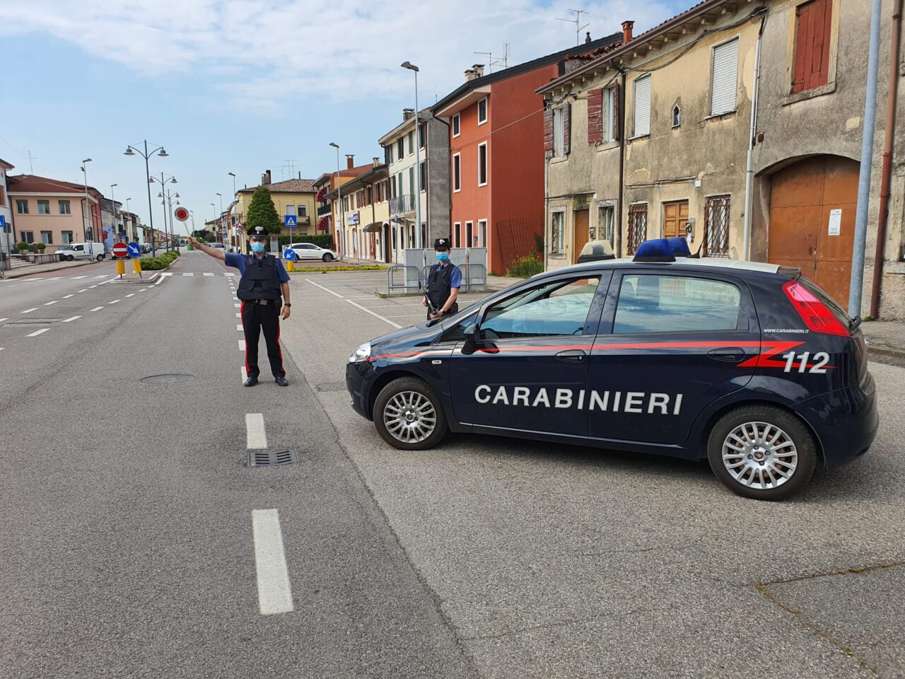 Fermata per un controllo aveva 4 involucri di cocaina nascosti in auto