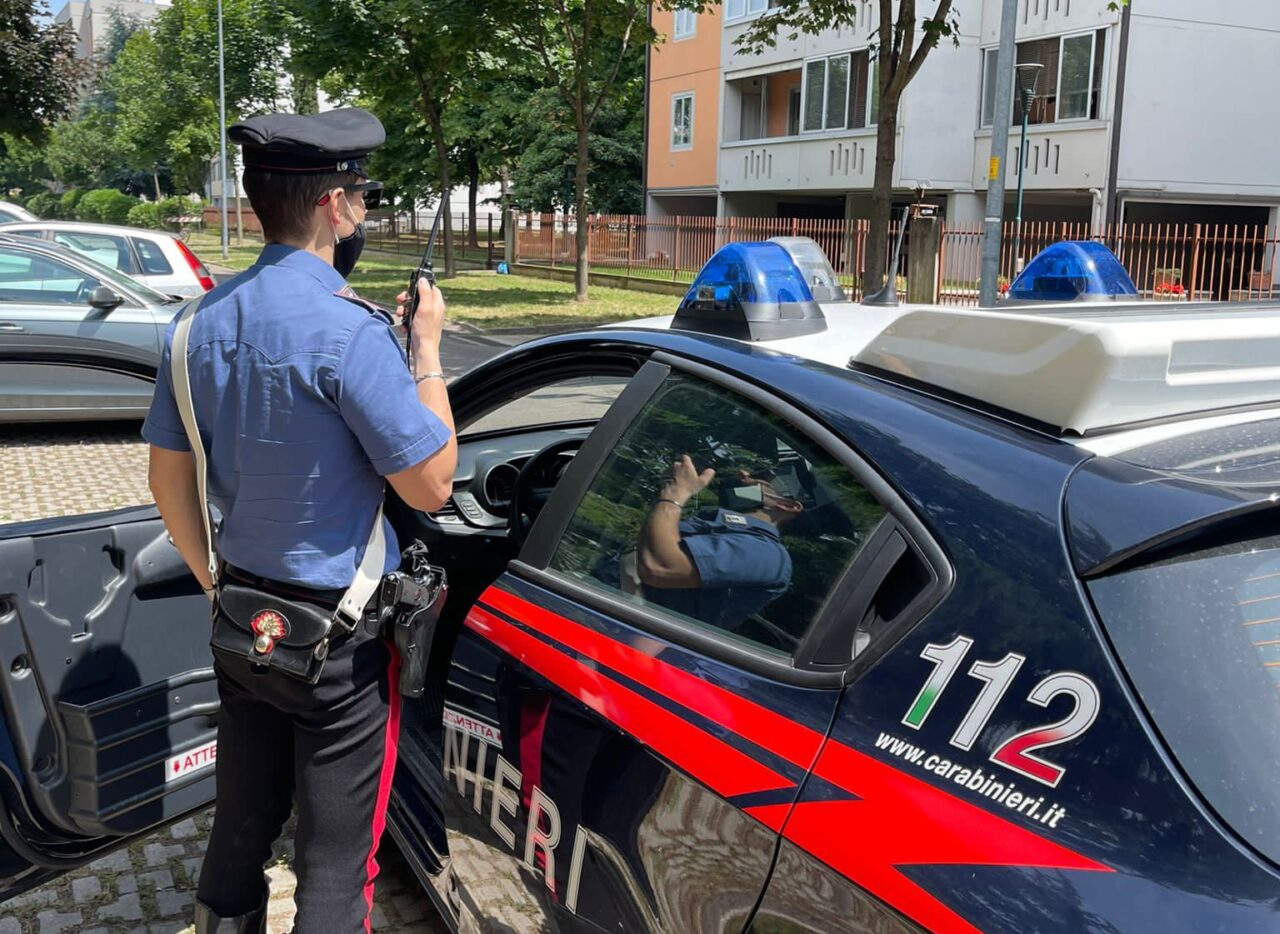 Gruppo di ragazzi sorpresi a rubare dalle auto in sosta