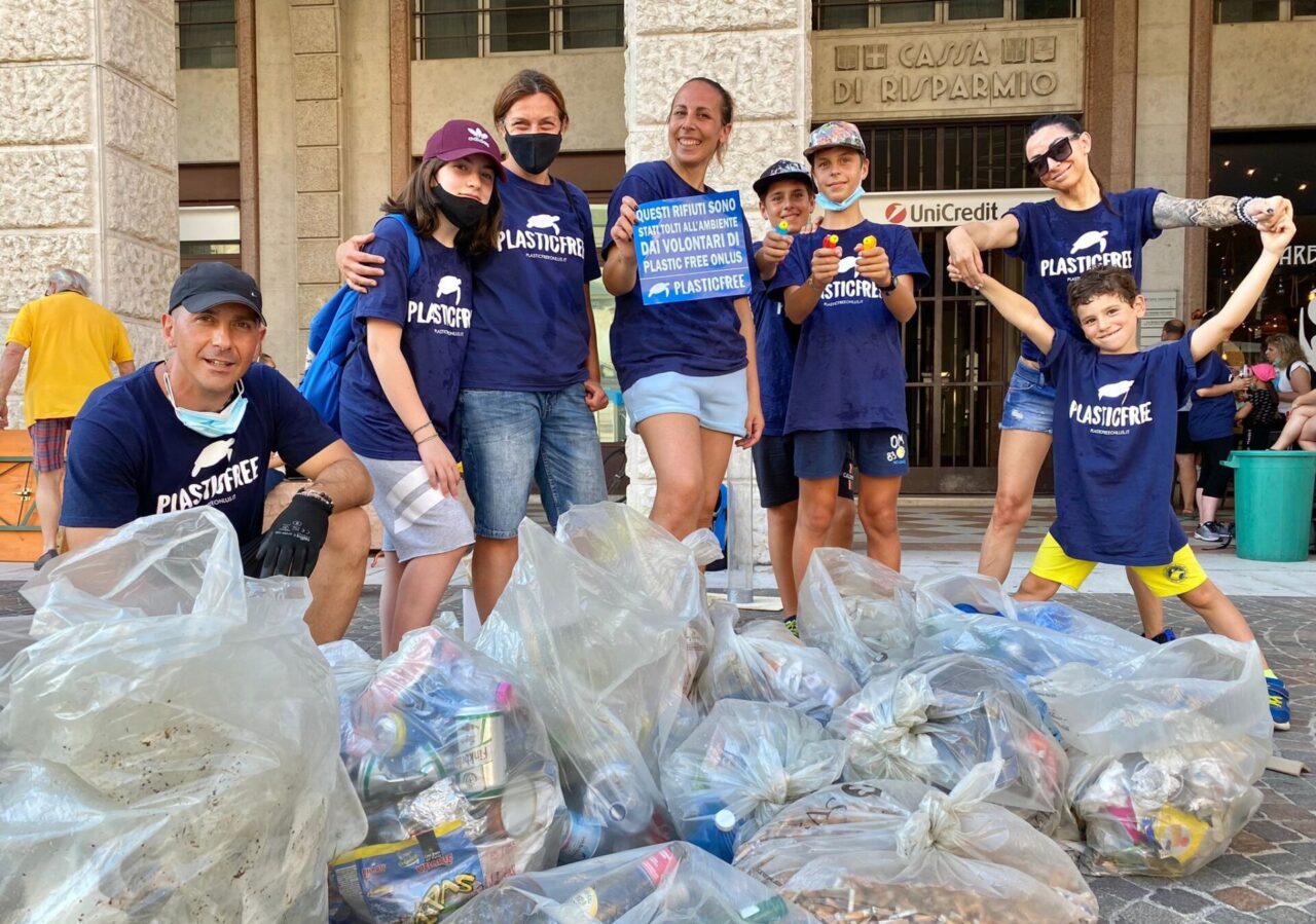 Passeggiata ecologica Plastic Free: raccolti 6 chili di mozziconi di sigarette e 8 sacchetti di rifiuti