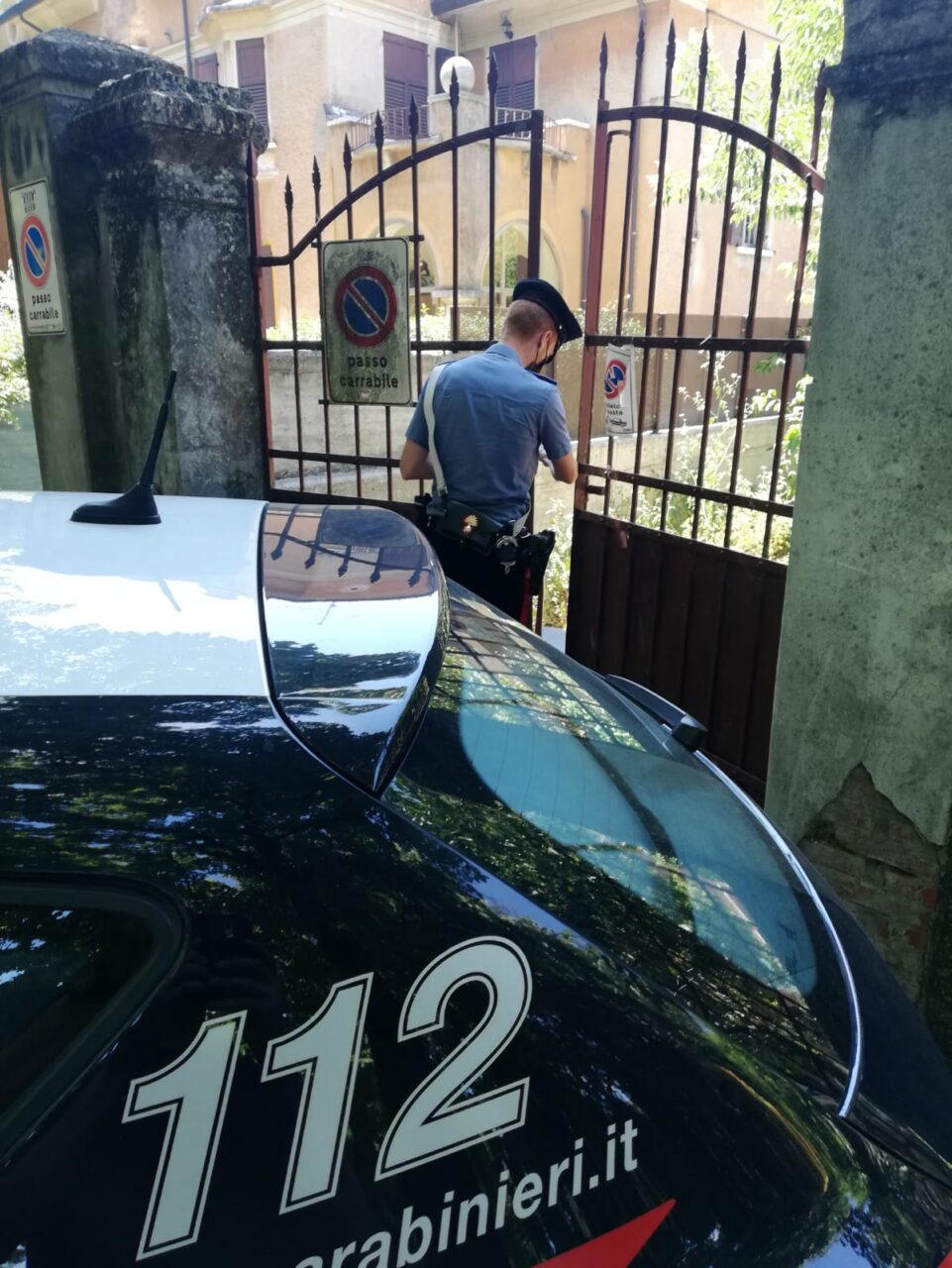 Scoperto mentre cede una dose, fermato dopo l’inseguimento sferra un pugno in faccia al Carabiniere