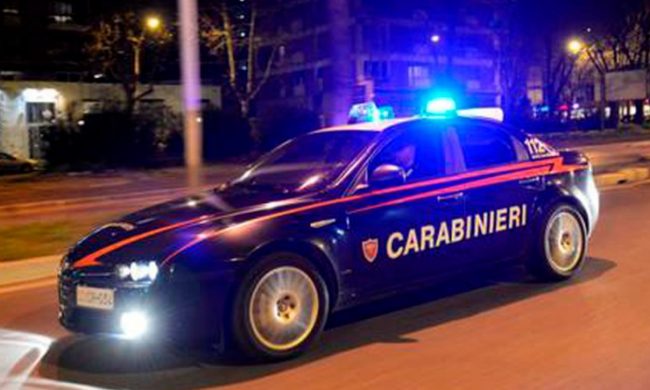 Si addormenta sul divano con una pentola sul fornello e scoppia un incendio: 58enne salvata dai Carabinieri