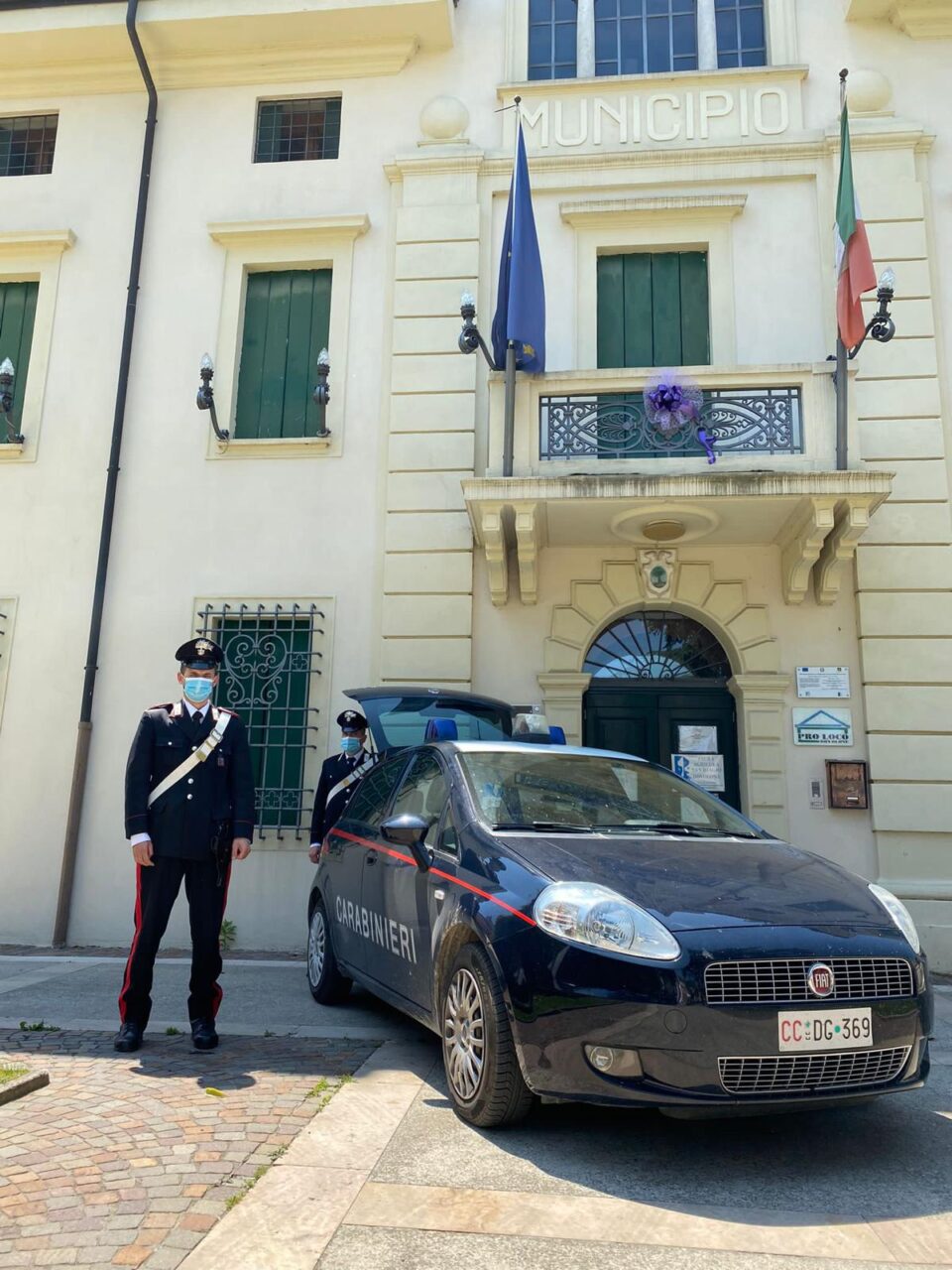 Minaccia i Carabinieri durante un controllo a Bovolone e li aggredisce con calci e pugni