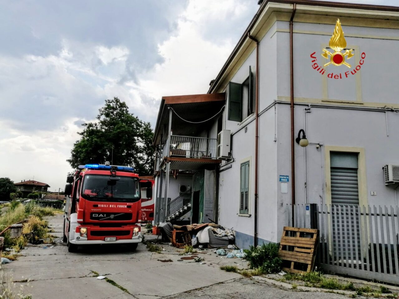 Incendio a Verona in un edificio diventato rifugio di fortuna di senzatetto