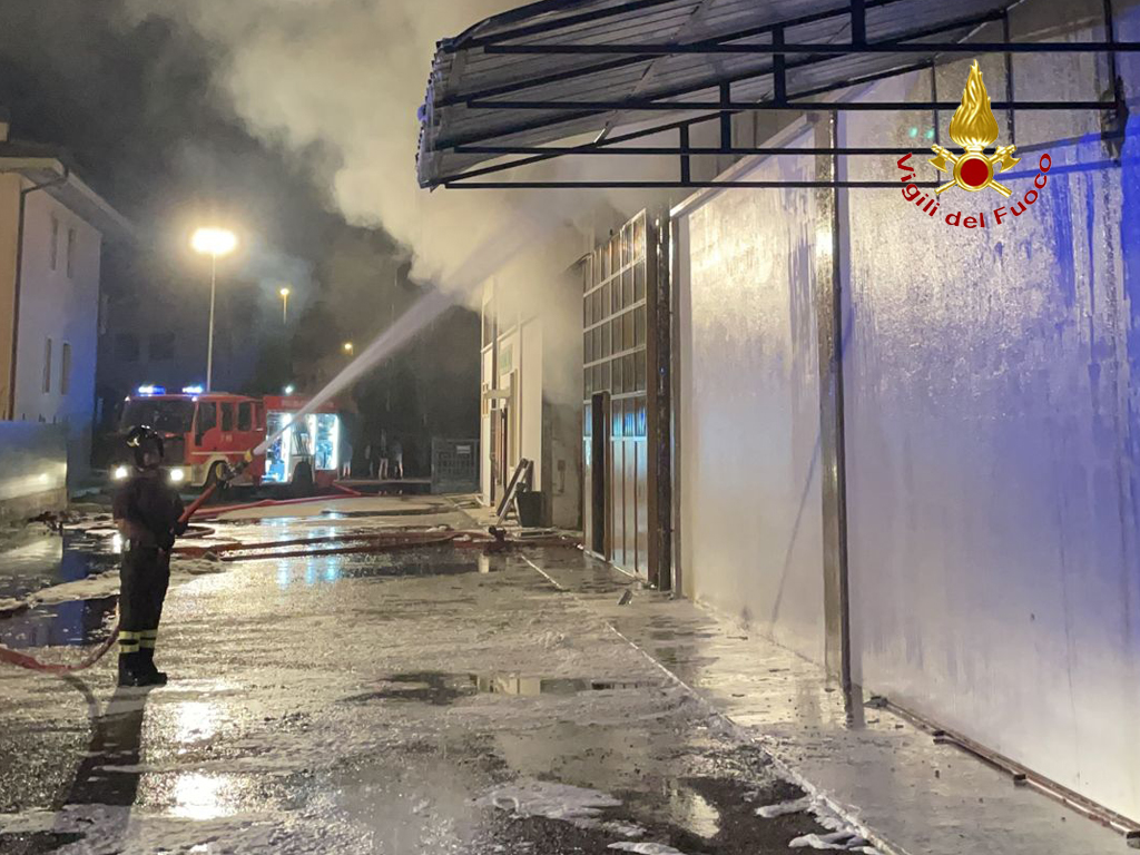 Il video e le foto dell’ampio incendio in un deposito a Verona