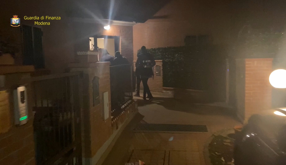 Fatture false e autoriciclaggio: 5 arresti, sequestrati 7 milioni
