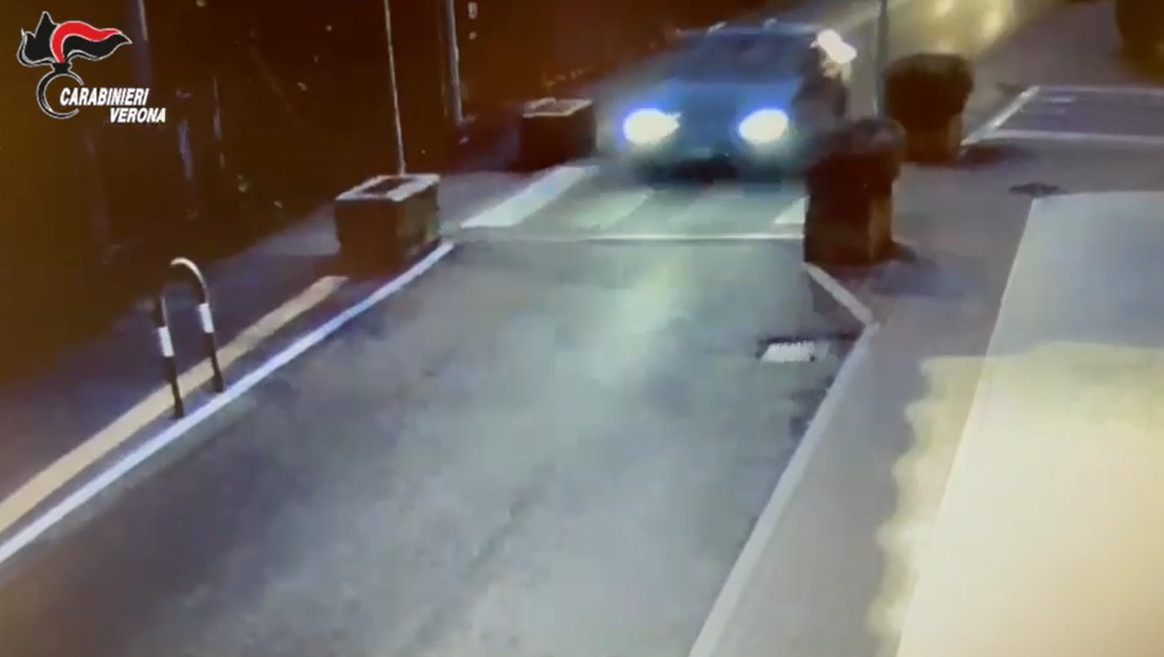 Il video della folle fuga contromano in centro a Lugagnano