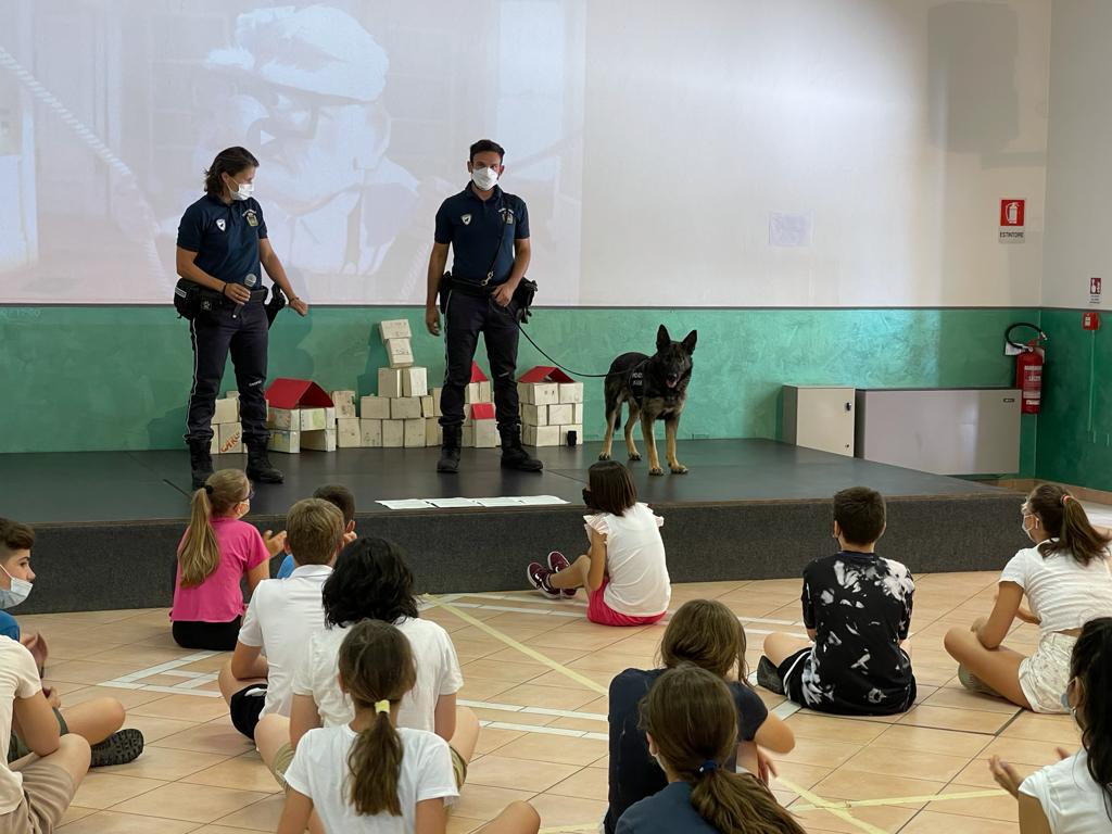 I cani antidroga Pico ed Axel salgono in cattedra all’Istituto Don Bosco
