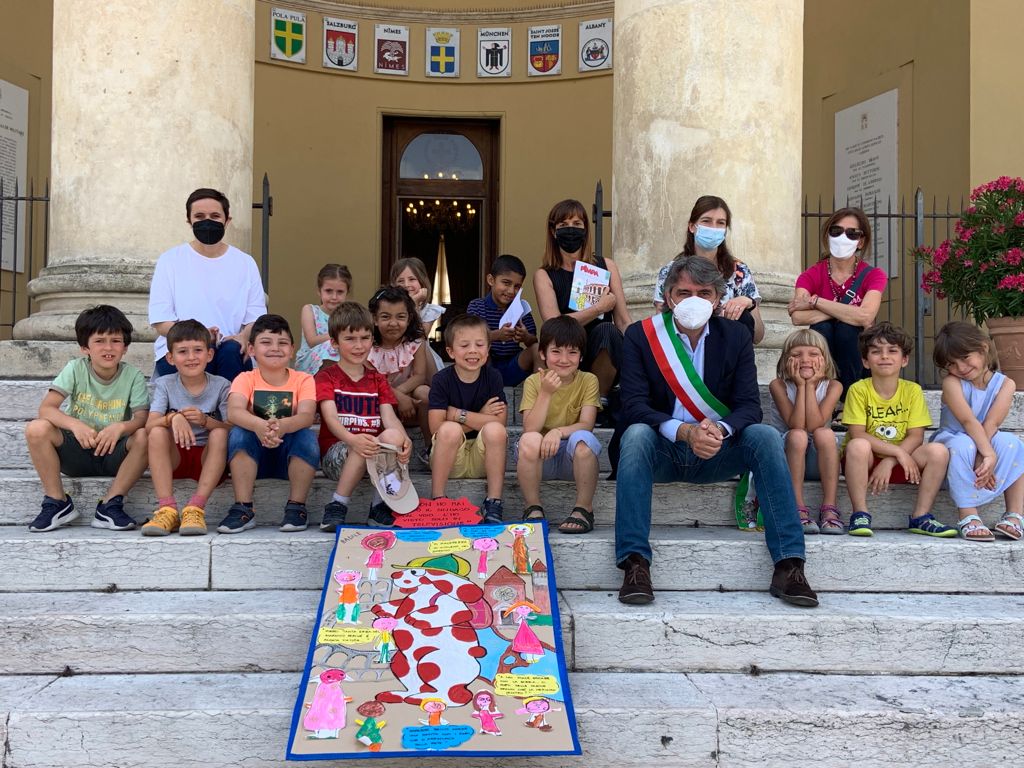 “La Pimpa nelle scuole” diventa una mostra, in municipio i lavori dei bambini