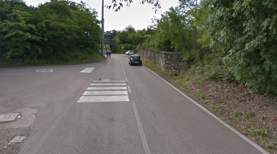 Ciclista cade a terra dopo l’urto con un’auto a Verona: si cercano testimoni