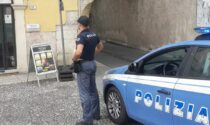 Giovani ubriachi e molesti in piazzetta Pescheria: 21enne minaccia i poliziotti e tenta la fuga