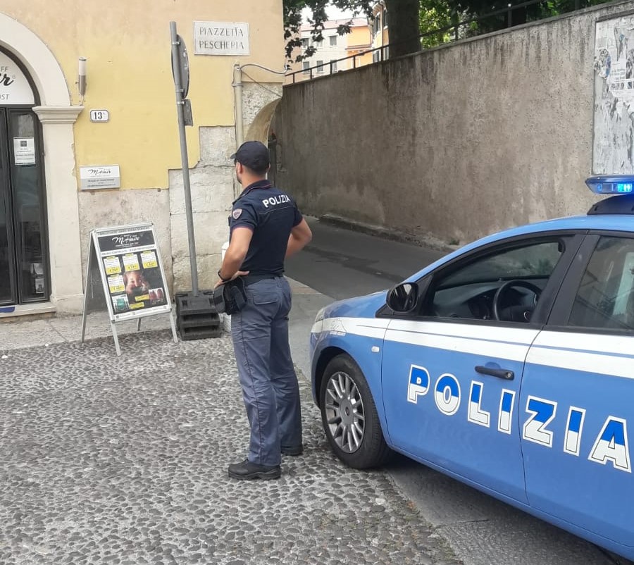 Giovani ubriachi e molesti in piazzetta Pescheria: 21enne minaccia i poliziotti e tenta la fuga