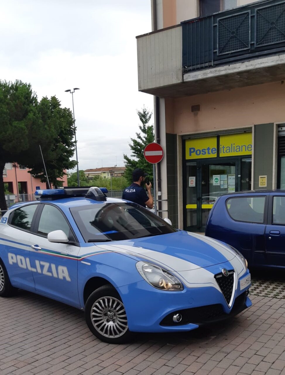 Apre la portiera dell’auto e tenta di rubare la borsa ma viene visto e inseguito da un passante