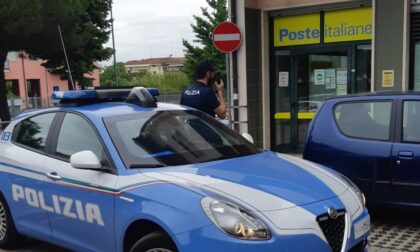 Apre la portiera dell’auto e tenta di rubare la borsa ma viene visto e inseguito da un passante