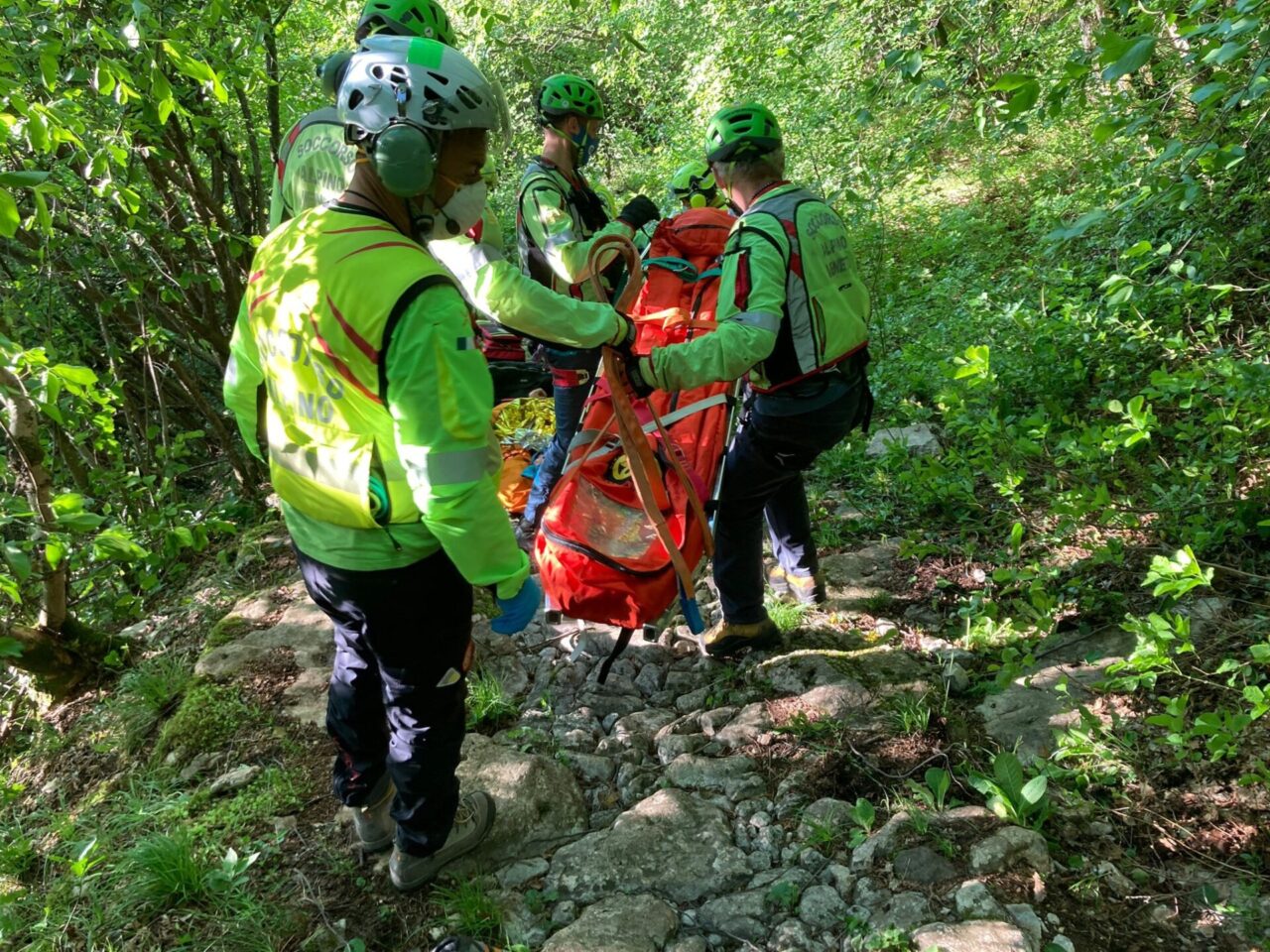 Cade con la mountain bike e sbatte la testa: 32enne ferito