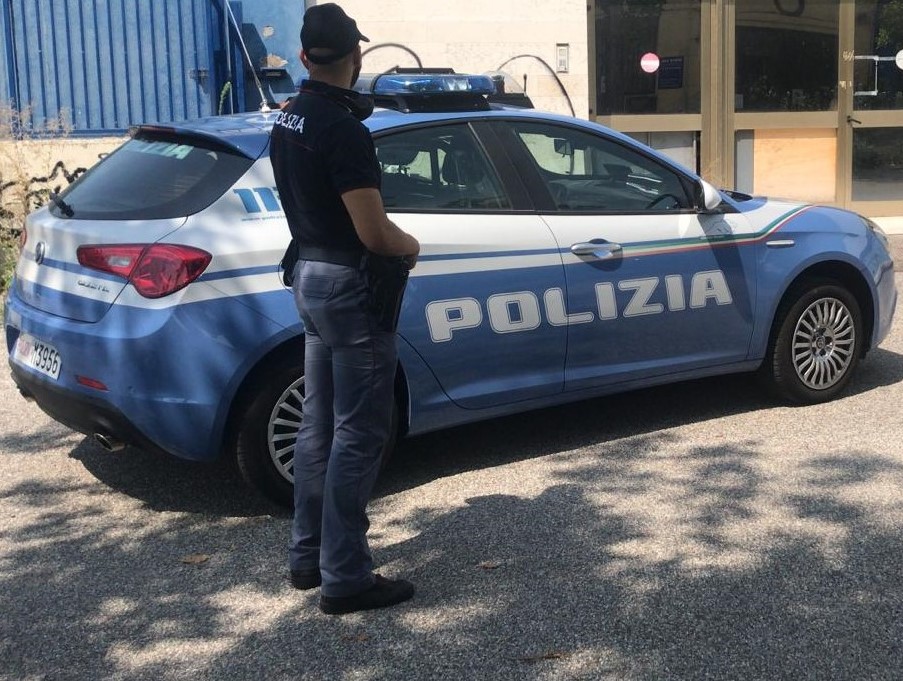 Tre minorenni rubano un’auto, all’alt tentano la fuga ma si schiantano contro la vettura di servizio della Polizia
