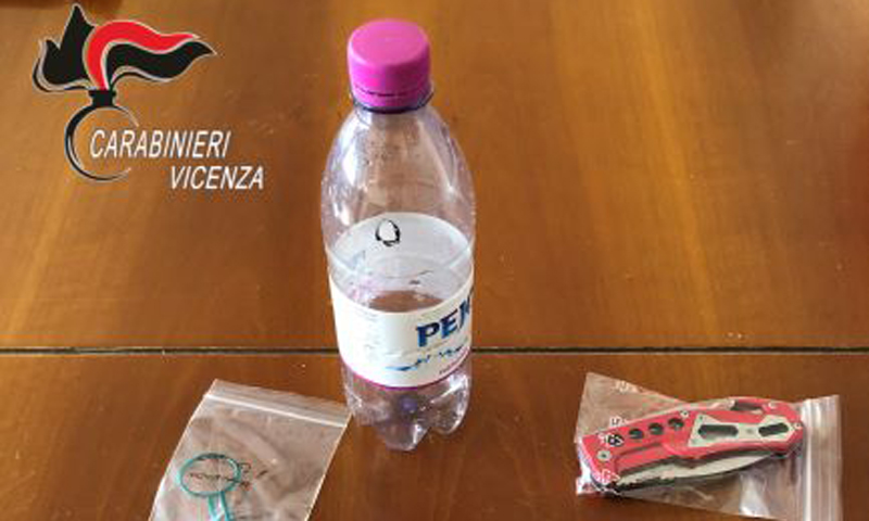 Scoperto mentre inala cocaina da una bottiglia di plastica a bordo di un’auto
