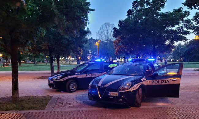 Si prendono a pugni in Campo Marzo: i poliziotti li dividono ma uno dei due si accascia e muore