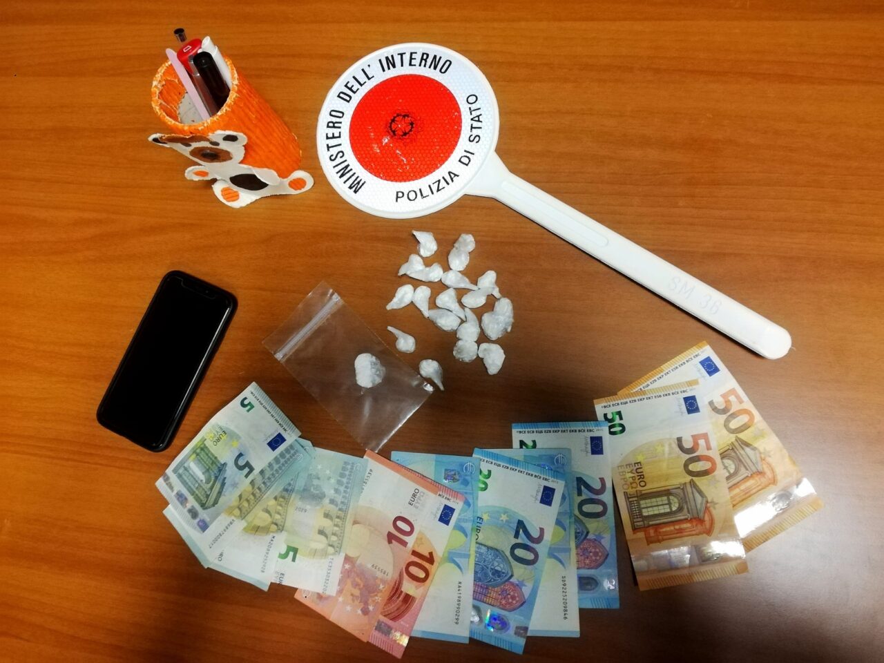 Scoperto mentre consegna la cocaina a bordo dello scooter in zona universitaria