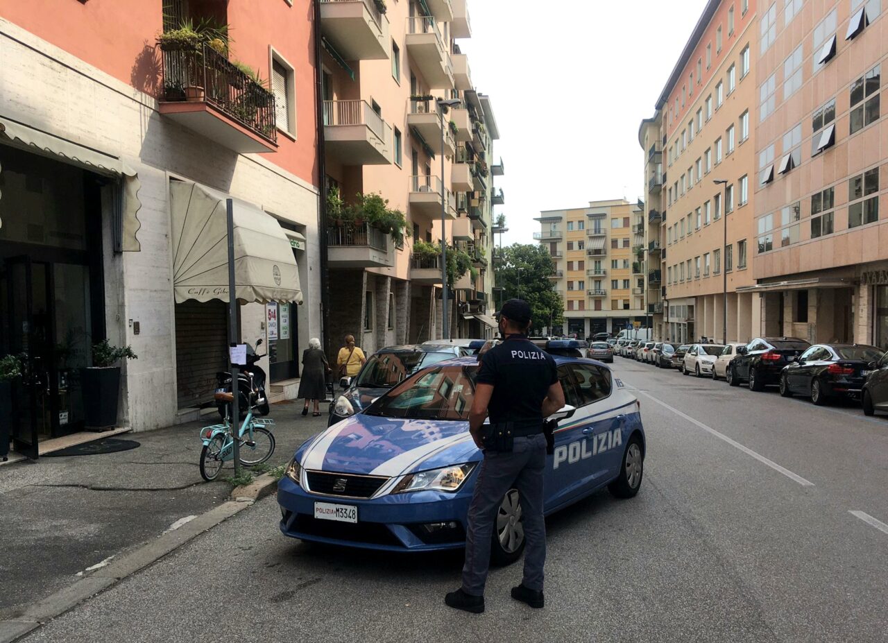 Sradica un cartello stradale per rubare una bici, ma viene bloccato dalla Polizia