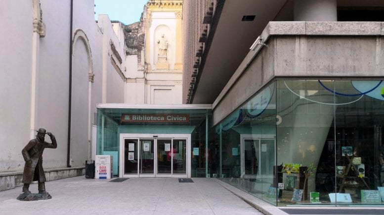 Biblioteca civica, che succede? Si sta «guastando» uno dei gioielli della città