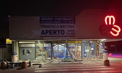 Tentato furto con esplosione allo sportello bancomat del supermercato Martinelli