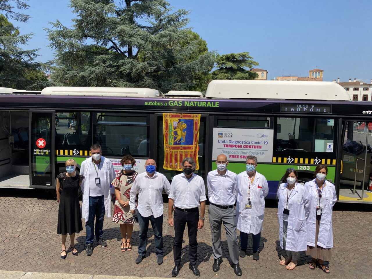 In piazza Bra il bus per i tamponi gratuiti