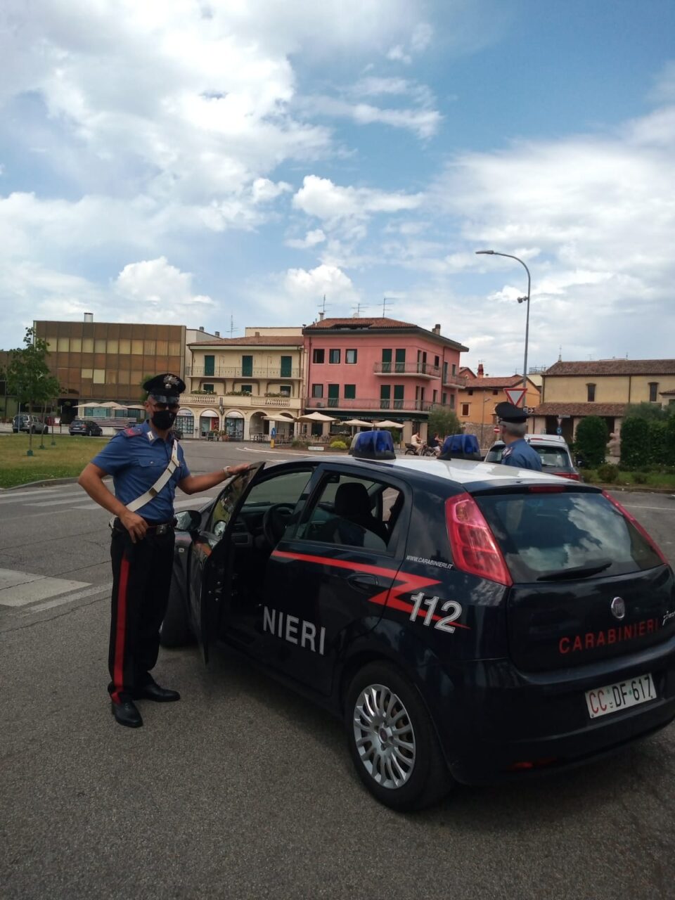 Disturba con insistenza i clienti di un bar poi tenta di picchiare i Carabinieri