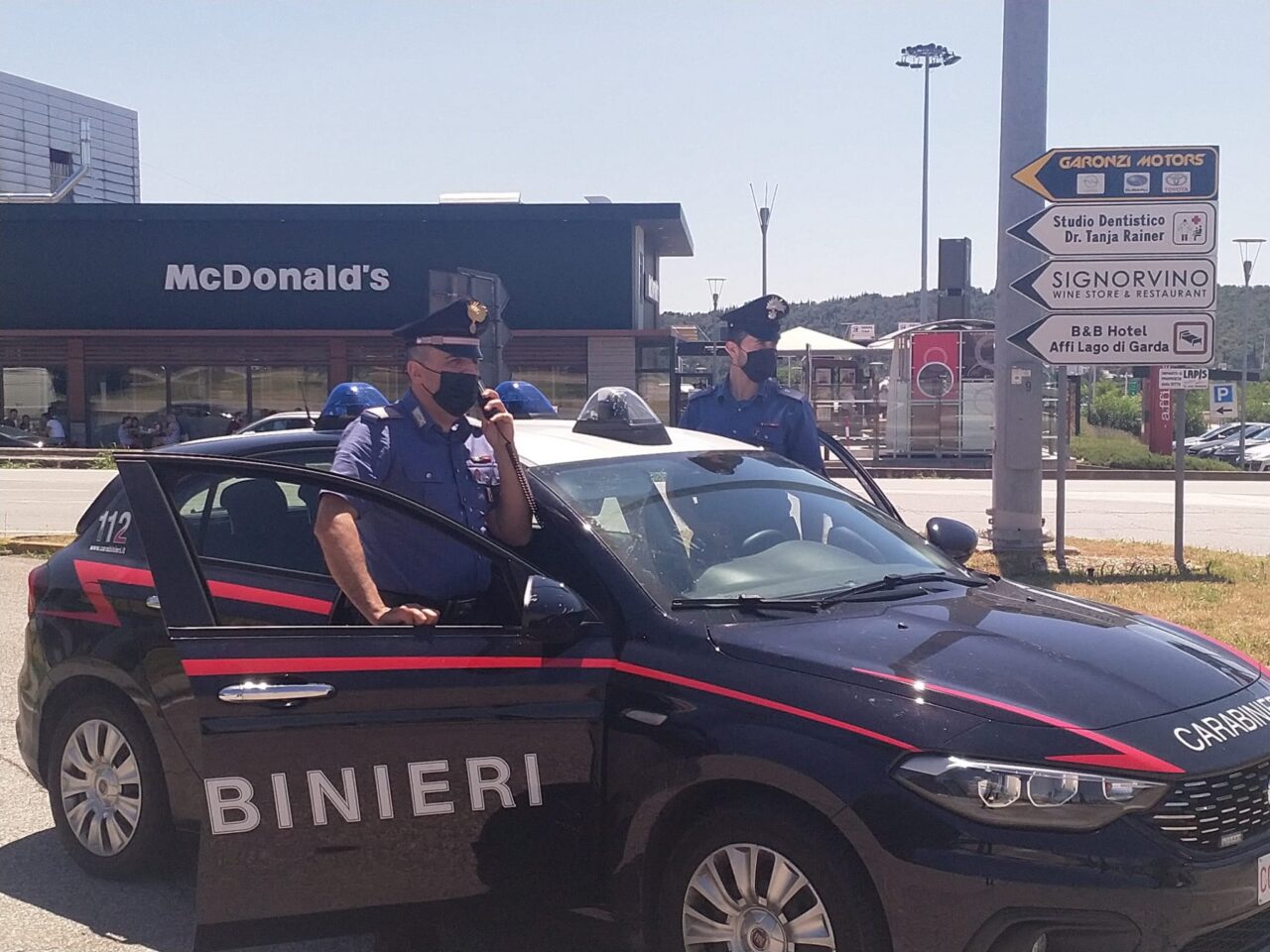 Infermiera ladra ruba la carta di credito alla ex collega e fa spese pazze