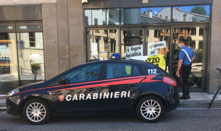 Sembra un fragile anziano ma è una furia: trovato con merce rubata prende a pugni i Carabinieri