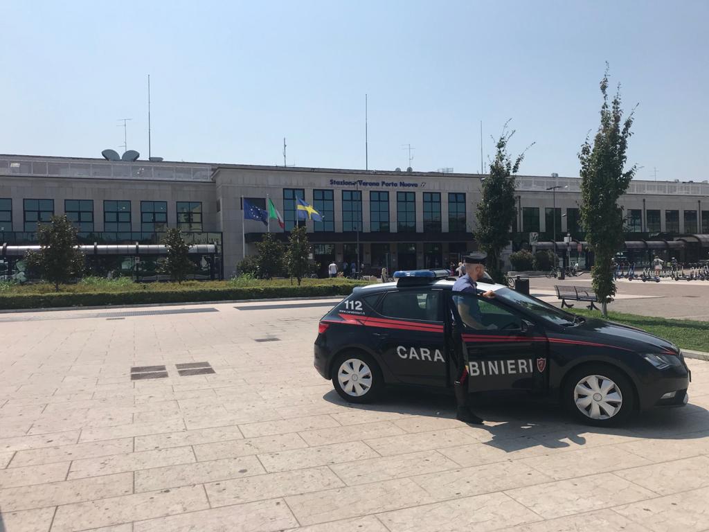 Arrivano i Carabinieri e lui scappa: aveva hashish nelle mutande