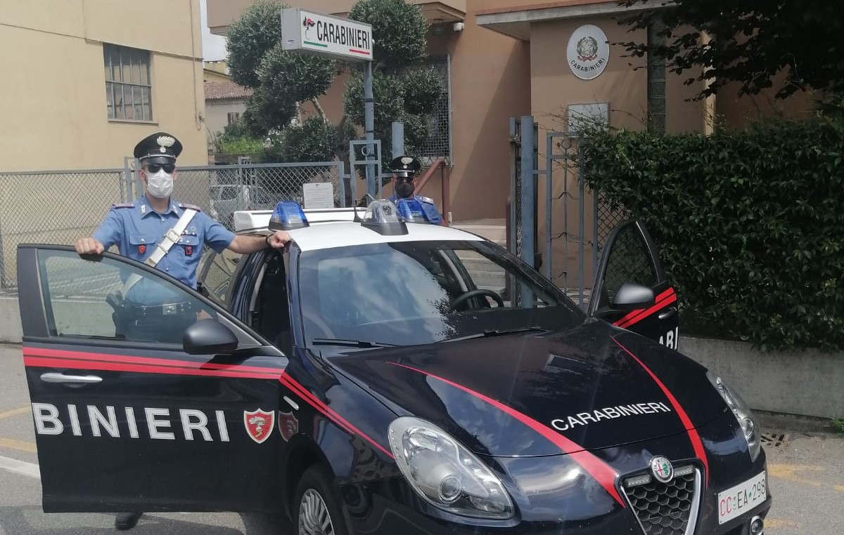 Carabinieri intervengono per sedare una lite in un’azienda agricola e vengono presi a sassate