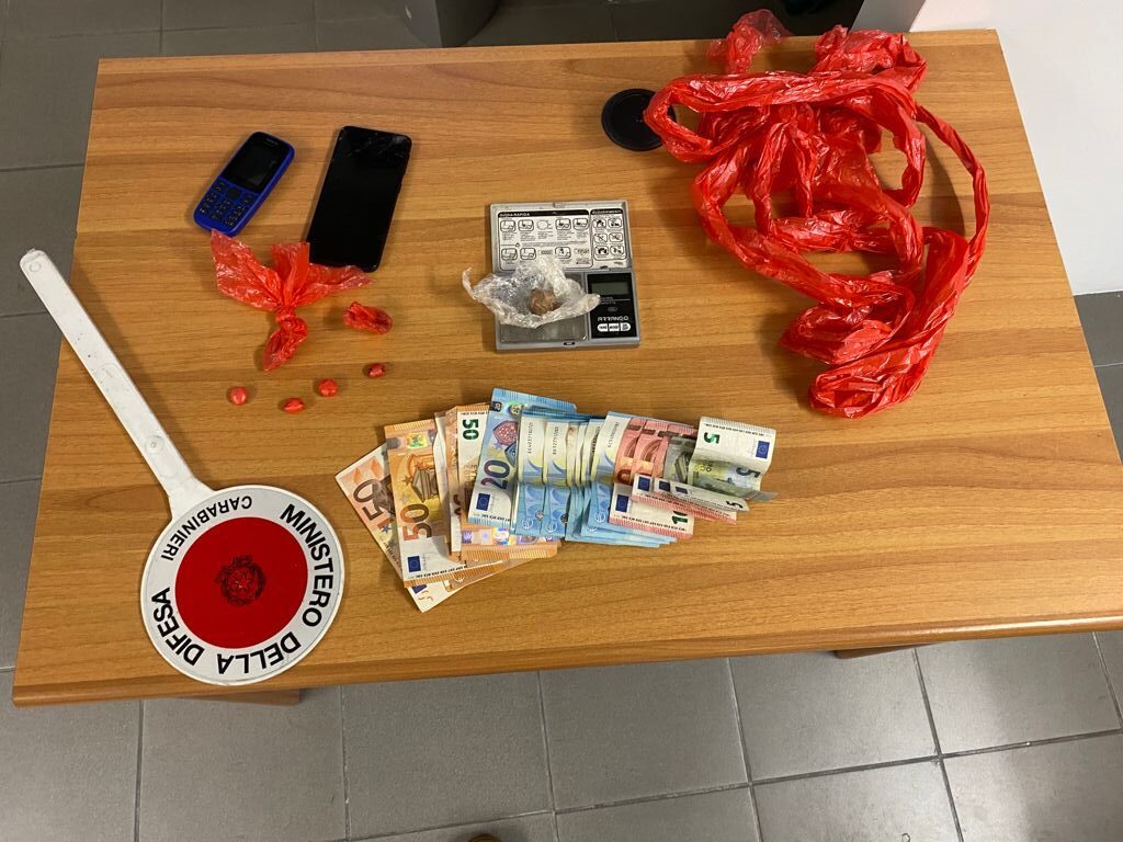 Insolito via vai in un appartamento: scoperto smercio di stupefacenti