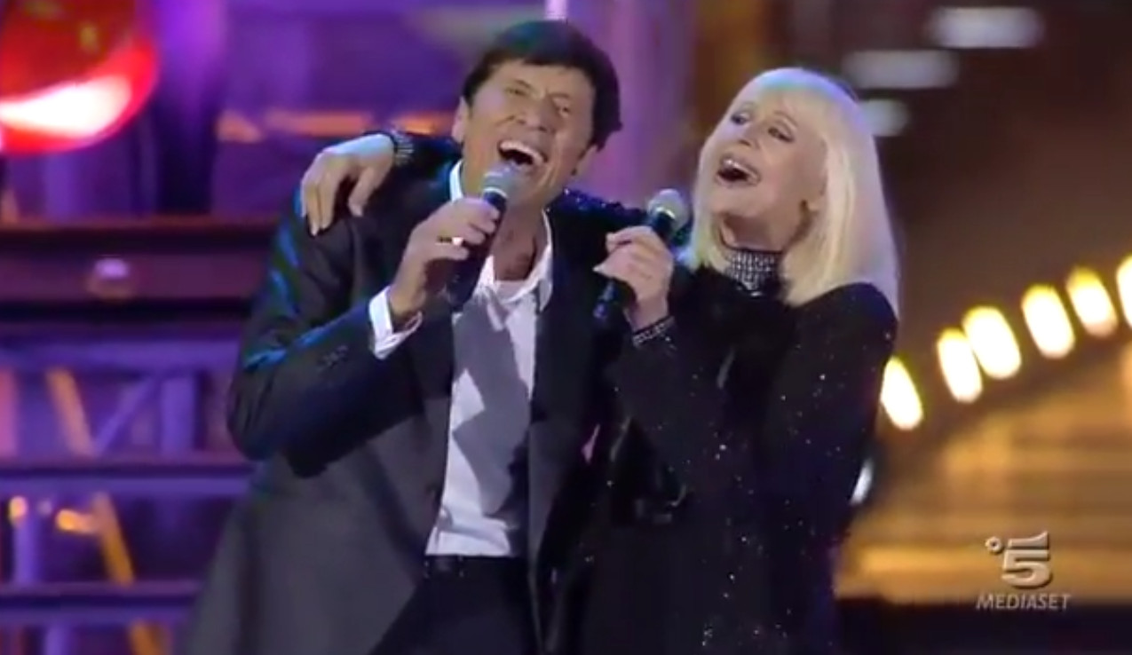 Addio a Raffaella Carrà: si è spenta a 78 anni, aveva cantato l’amore all’Arena di Verona