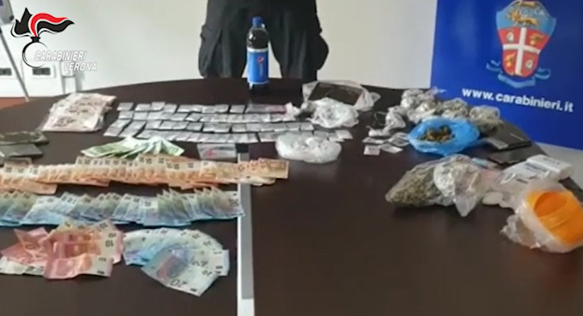 Smantellata organizzazione dedita allo spaccio: sequestrati 2 chili di droga e 60mila euro