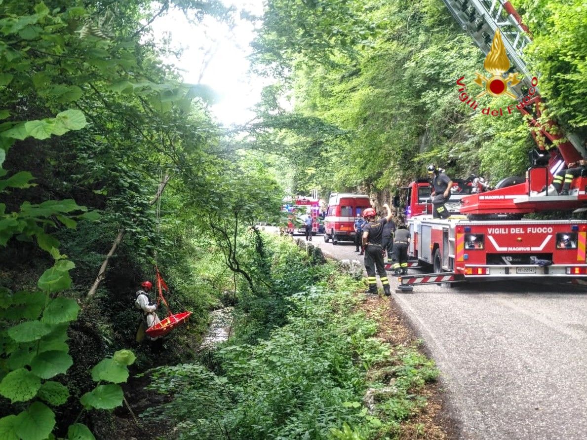 Tragedia a Roveré Veronese: ciclista precipita per 8 metri nella scarpata, morto sul colpo