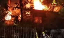 Le foto dell'incendio a Colognola ai Colli: villetta avvolta dalle fiamme