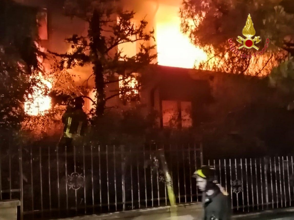 Le foto dell’incendio a Colognola ai Colli: villetta avvolta dalle fiamme
