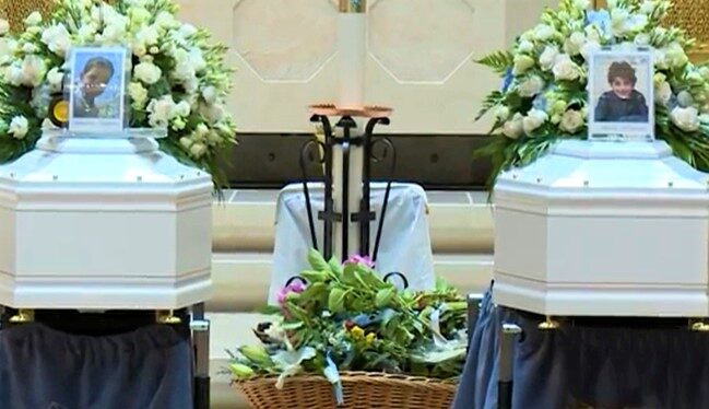 Chiesa gremita per l’ultimo saluto a Tommaso e Michele: “Correte insieme nei prati infiniti del cielo”