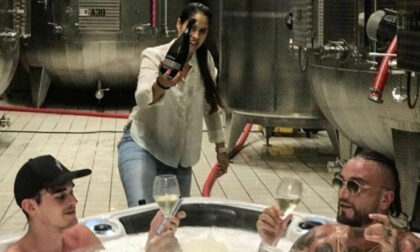 Guè Pequeno fa il bagno nel Prosecco, impazza la polemica: “Spreco alimentare”