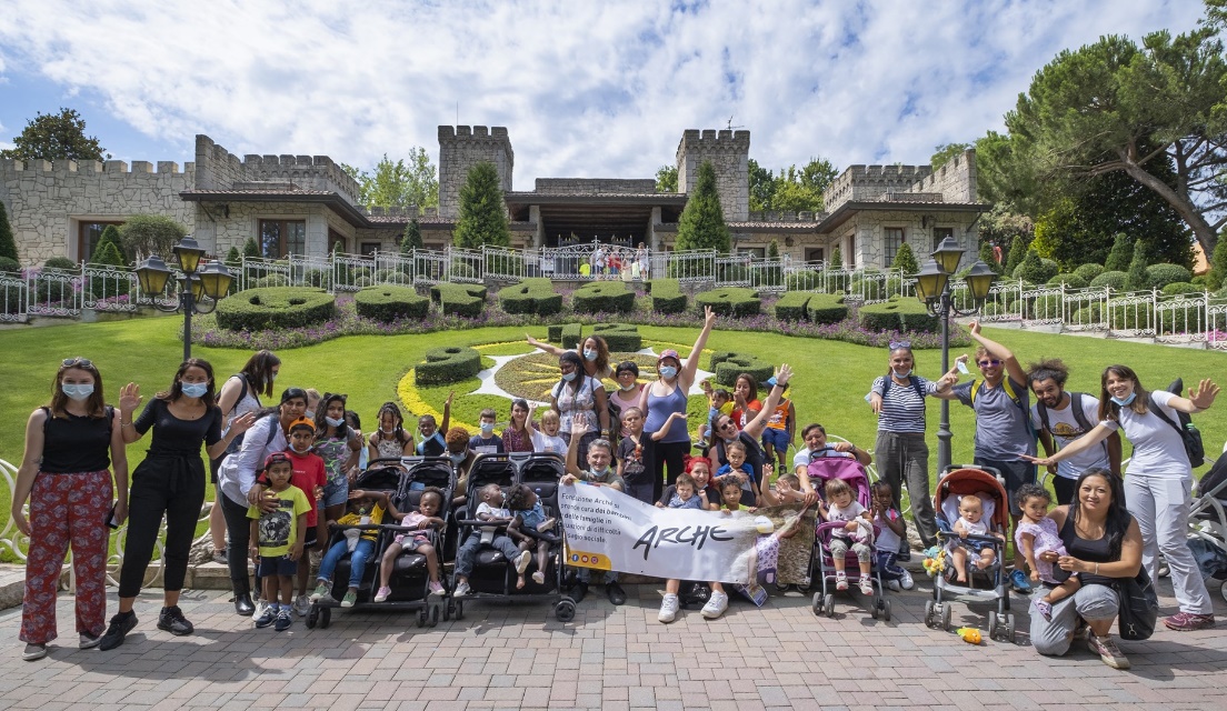 Bambini e ragazzi di Fondazione Arché a Gardaland per una giornata di divertimento