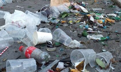 Verona tra bottiglie e rifiuti dopo i festeggiamenti per la vittoria dell'Italia