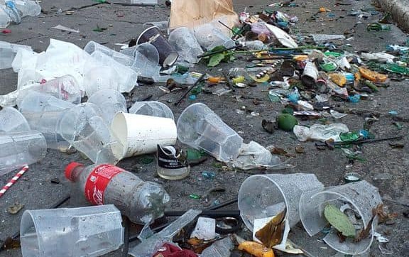 Verona tra bottiglie e rifiuti dopo i festeggiamenti per la vittoria dell’Italia