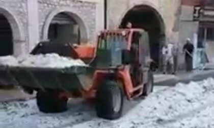 Intensa grandinata a Badia Calavena, ruspe in strada per togliere i cumuli di ghiaccio