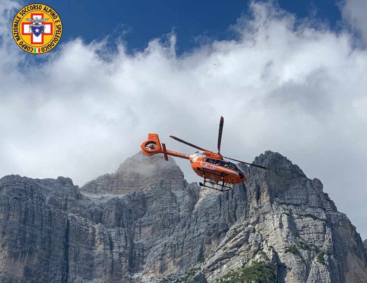 Ruzzola per 15 metri in un canalone, si sistema la spalla lussata ma poi chiede aiuto