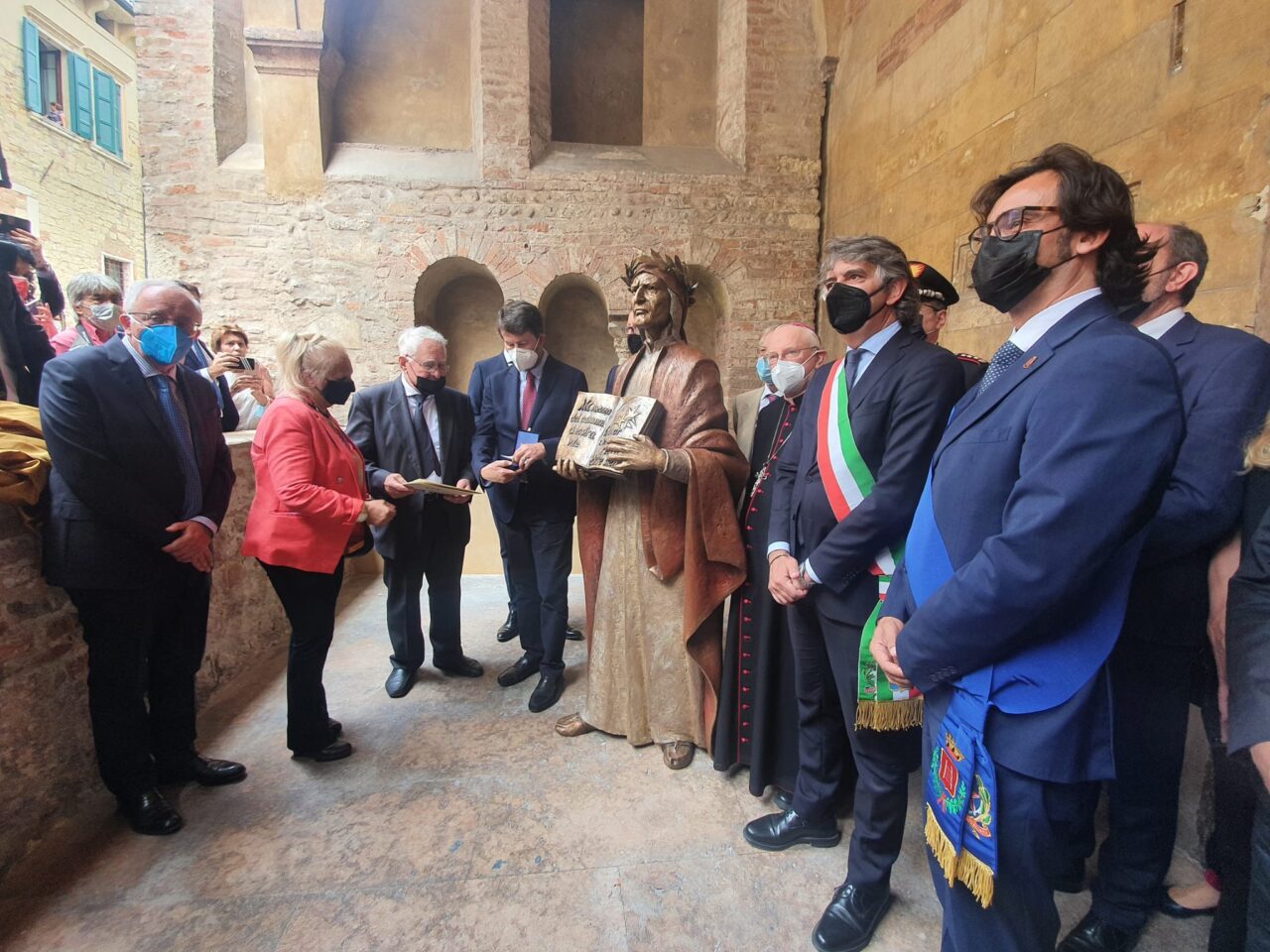 Inaugurata la statua creata dal maestro Albano Poli su commissione della Società Dante Alighieri
